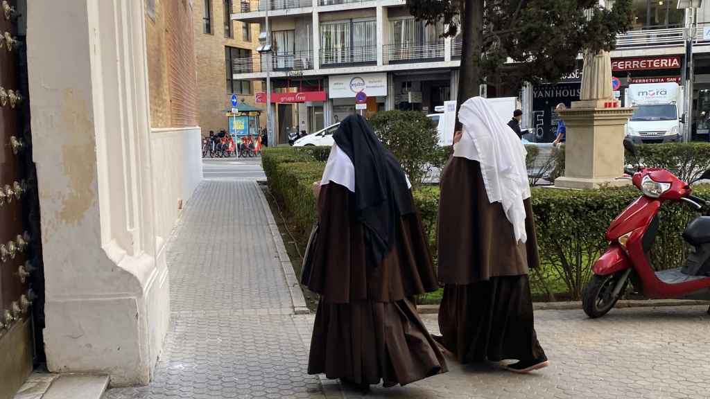 Dos monjas pasean por las calles de Sevilla.