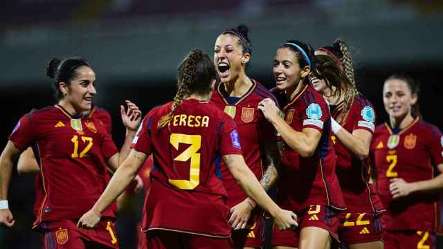 La selección femenina de fútbol de España celebrando la victoria final