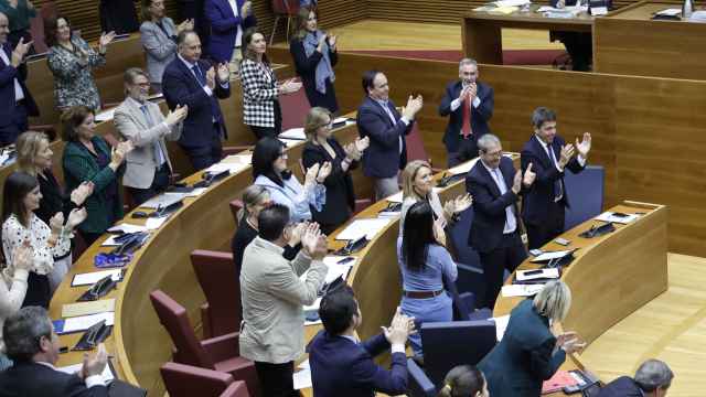 El presidente Carlos Mazón aplaude tras la votación este jueves en Las Cortes Valencianas