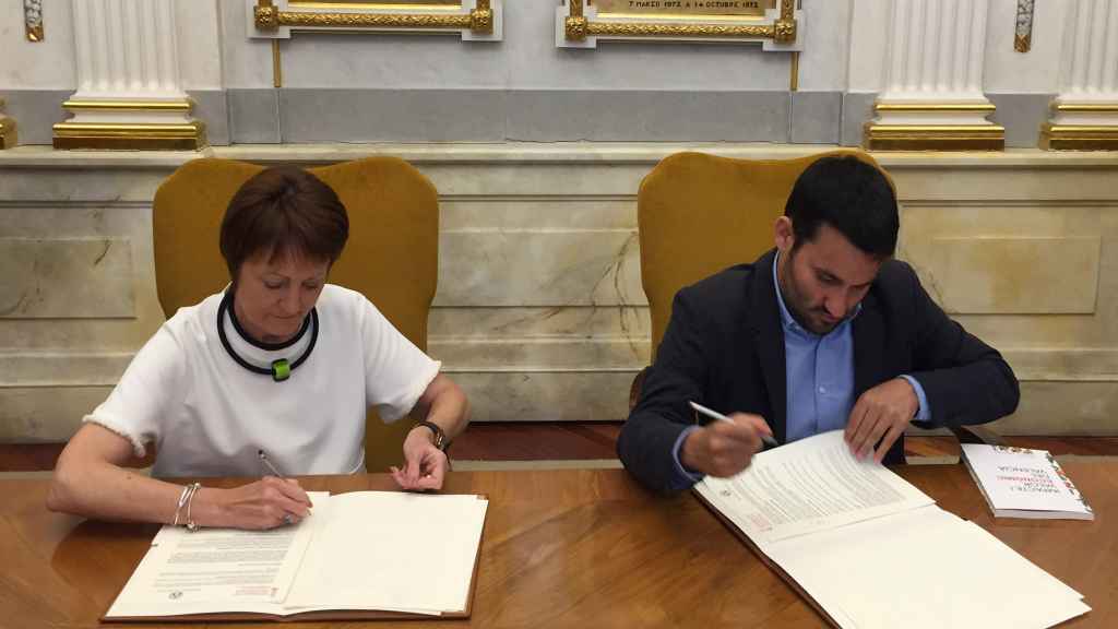 Mavi Mestre y Vicent Marzà, en la firma del convenio de la cátedra realizada en junio de 2019. EE