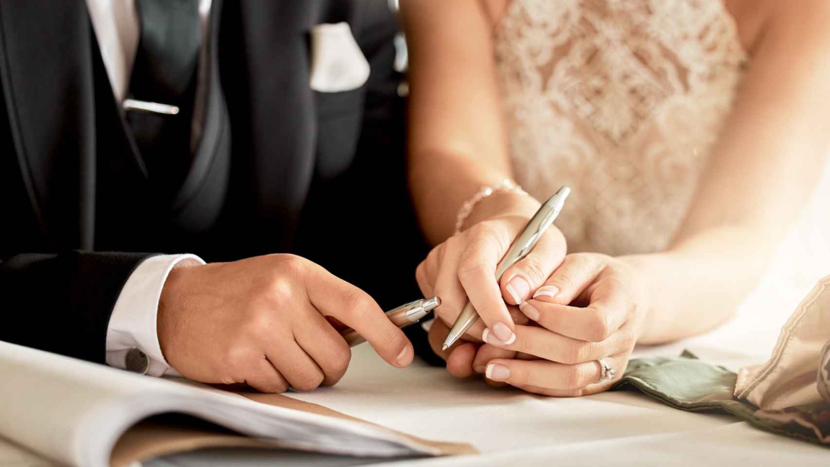 Imagen de una pareja en la firma el certificado de boda
