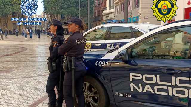 Agentes de la Policía Local de Elche y de la Policía Nacional.