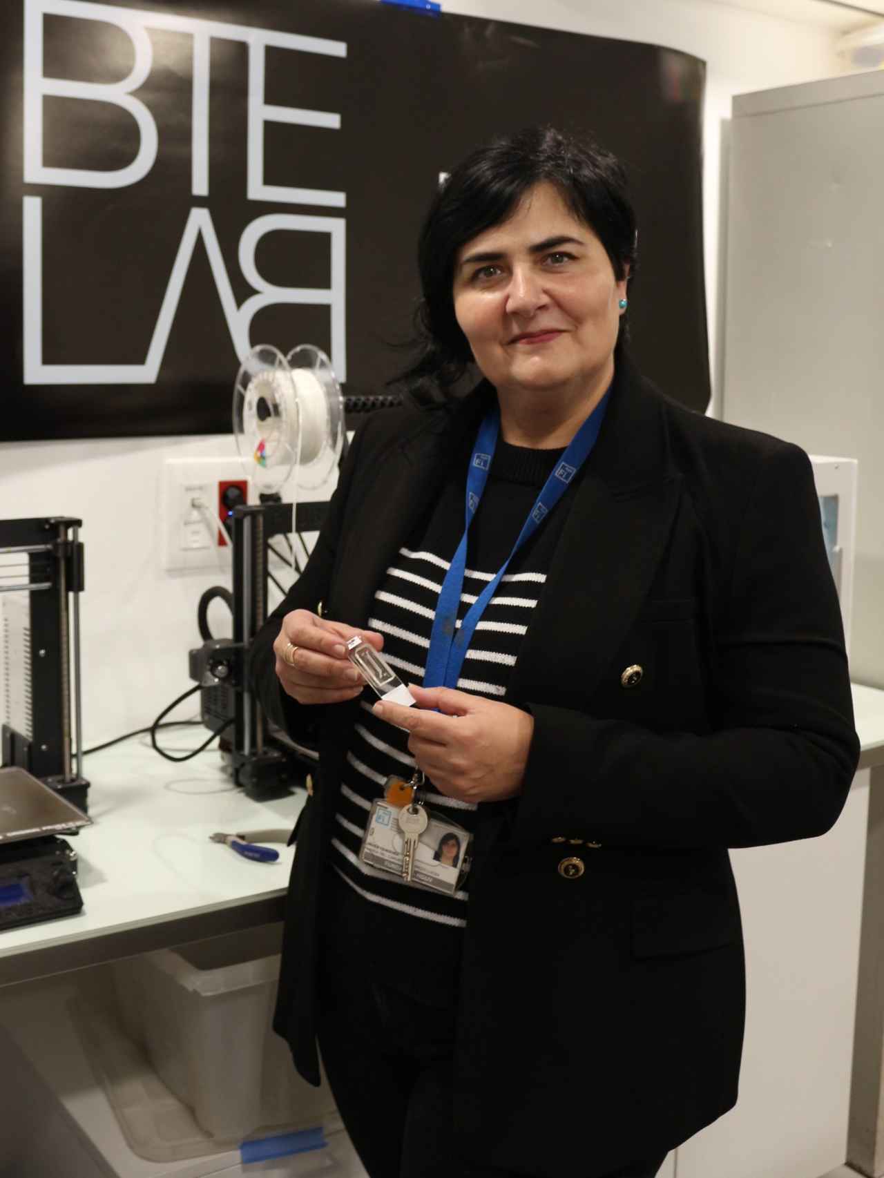 La investigadora valenciana, Carmen Escobedo, en el laboratorio. EE