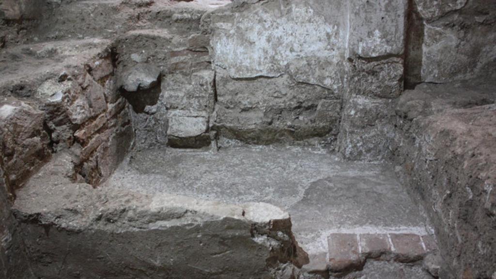 Detalle de la alcoba Oeste tras las primeras excavaciones.