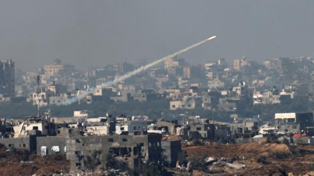 Un misil lanzado desde la Franja de Gaza camino de Israel, este viernes 1 de diciembre.