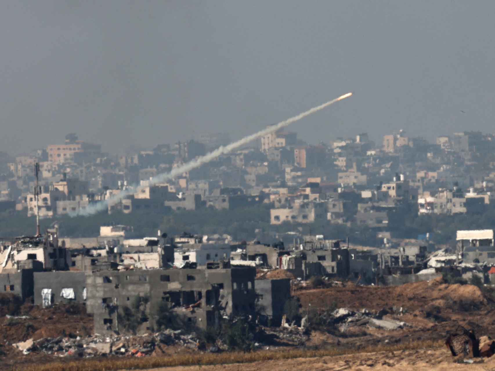Un misil lanzado desde la Franja de Gaza camino de Israel, este viernes 1 de diciembre.