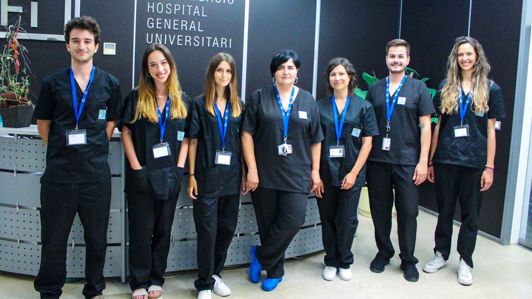 La doctora junto al equipo en el laboratorio de Ingeniería Biomédica y Tisular (BTELab) del Hospital General de Valencia. EE