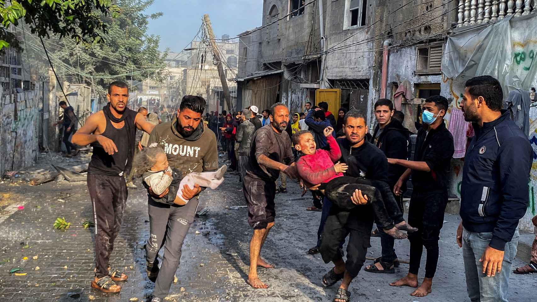 Palestinos heridos en Gaza horas antes de que expirara la extensión de la tregua.