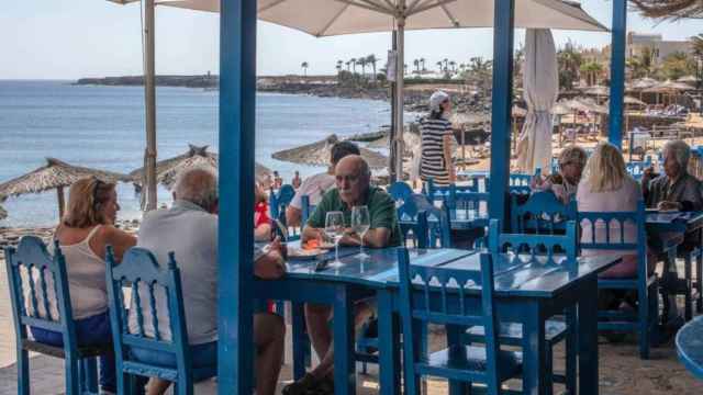 Personas jubiladas disfrutando de un día en un chiringuito de la playa en Lanzarote