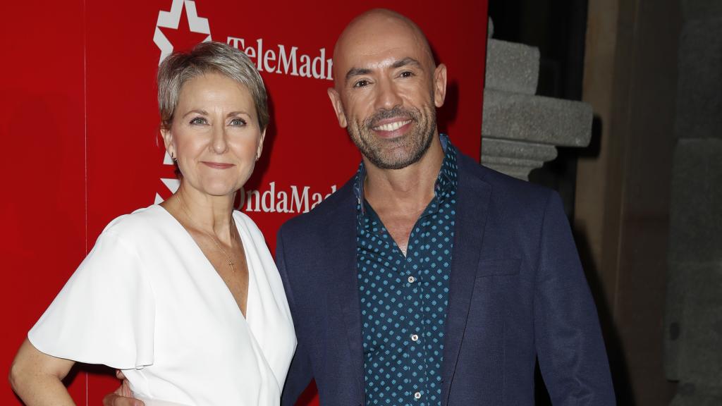 Inmaculada Galván junto a su compañero, Emilio Pineda, en un acto de Telemadrid, en septiembre de 2019.