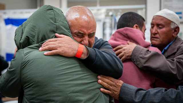 Bilal Al-Zaiadna, de 21 años, se reúne con su familia tras ser liberado este viernes por Hamás.