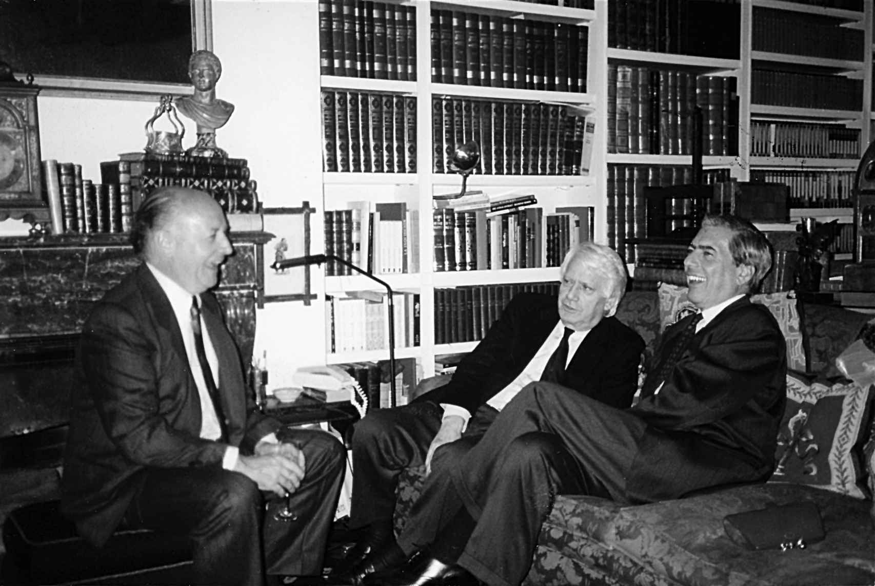 Madrid, 1990. Jorge Edwards, ganador del Premio Comillas, charla con Jorge Semprún  y con Mario Vargas Llosa, jurados del premio. Foto: Tusquets
