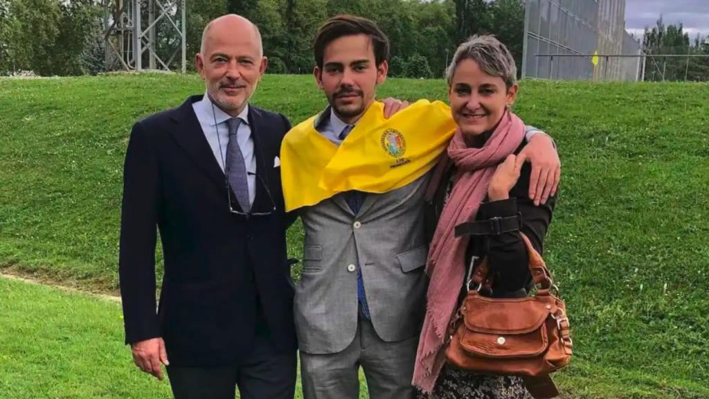 Lukas Sajonia-Coburgo Royo-Villanova junto a sus padres, Kubrat Sajonia-Coburgo y Carla Royo-Villanova, el día de su graduación en Medicina, en 2021.