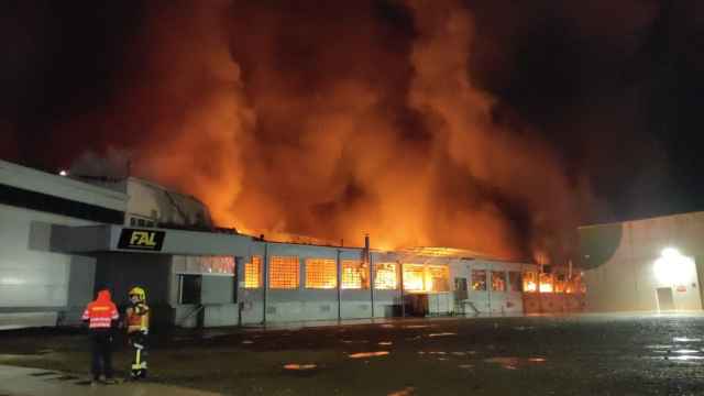 Un incendio calcina la fábrica de Chiruca en La Rioja y los bomberos tardarán días en extinguirlo