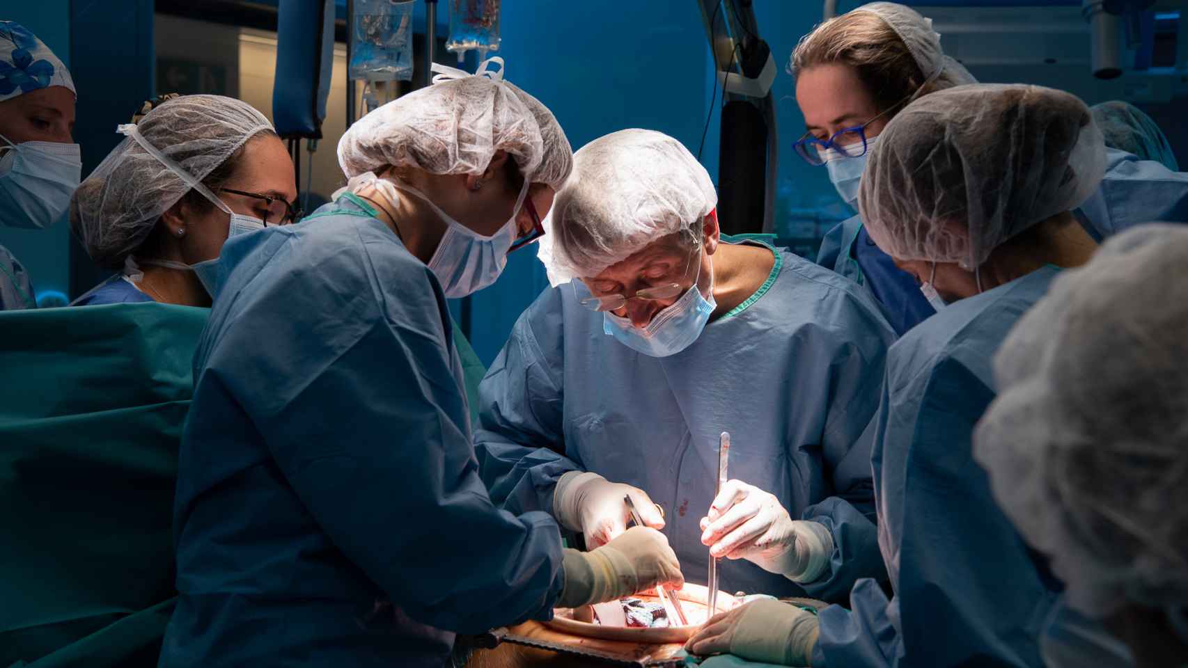 Francisco Carmona y el equipo durante la operación de trasplante de útero.
