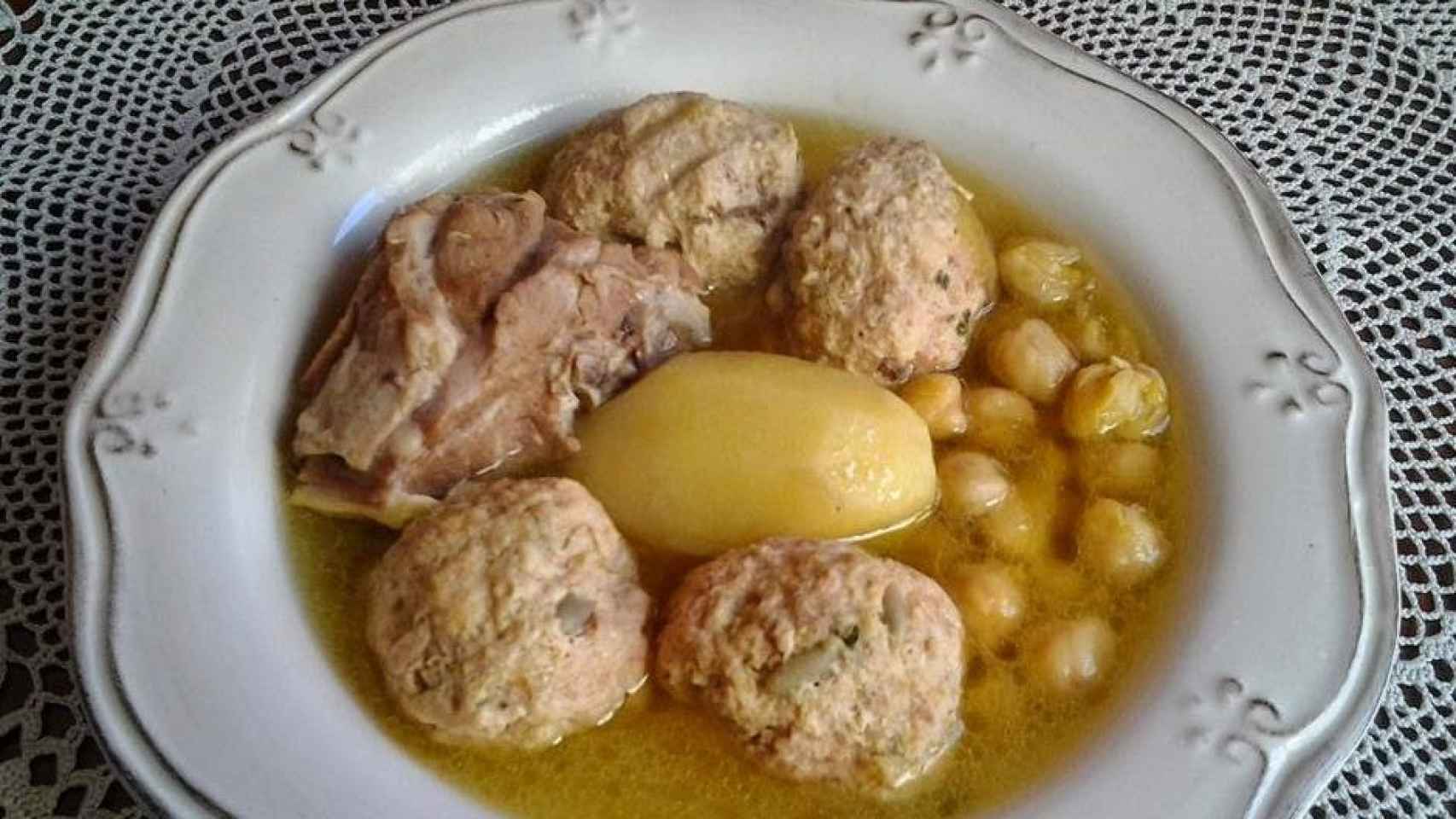 El tradicional Cocido de la Vega Baja o Caldo con pelotas.