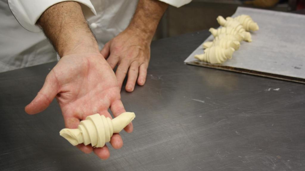 Miguel Moreno haciendo croissants en el obrador.