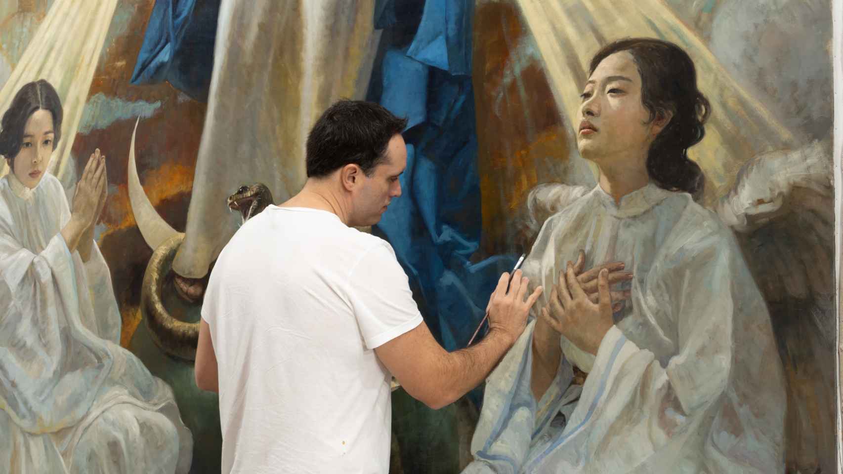 Berzosa trabajando en el primero de sus tres cuadros para la Catedral de la Inmaculada Concepción de Pekín.