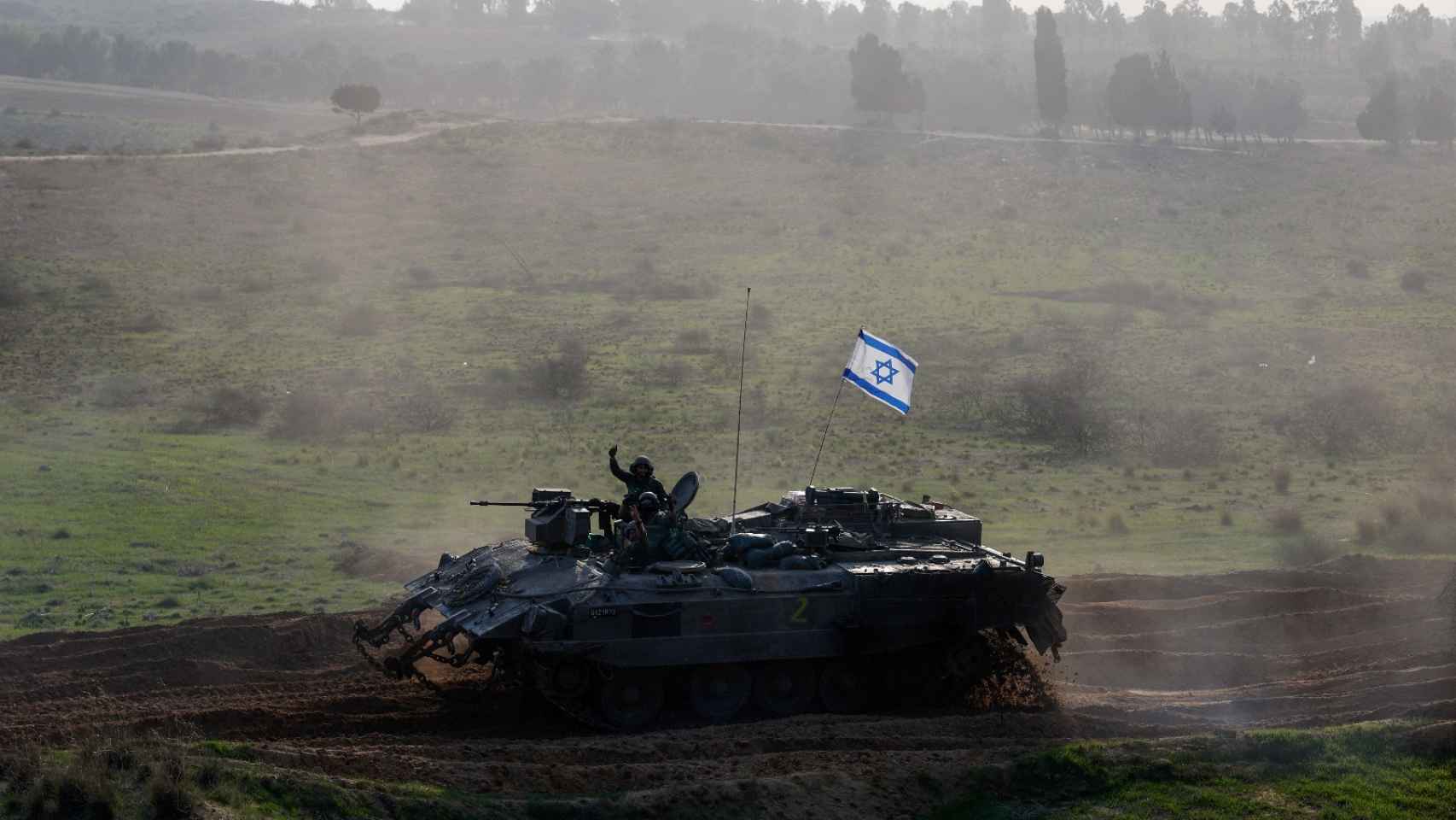Soldados israelíes en un APC después de la tregua temporal entre Israel y Palestina.