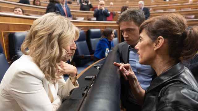 Yolanda Díaz, Íñigo Errejón y la portavoz de Sumar, Marta Lois, conversan en el escaño de la vicepresidenta, el pasado 15 de noviembre.