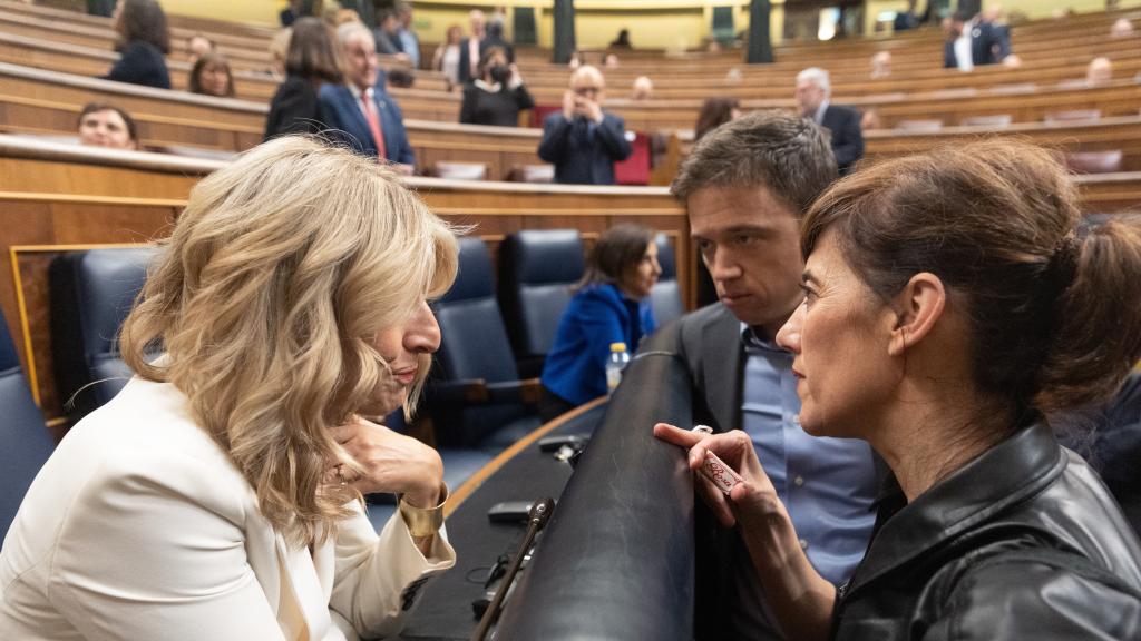 Yolanda Díaz, Íñigo Errejón y la portavoz de Sumar, Marta Lois, conversan en el escaño de la vicepresidenta, el pasado 15 de noviembre.