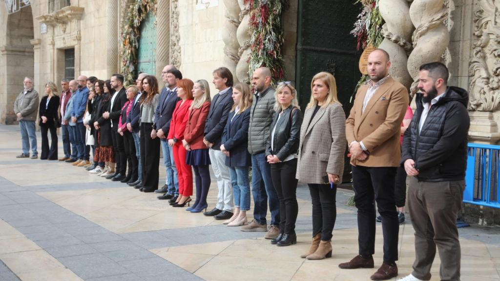 La corporación municipal de Alicante guarda un minuto de silencio.