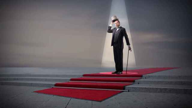 Caballero anónimo sobre una alfombra roja, en una imagen de Shutterstock.