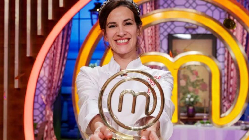 Laura Londoño se impone a Álvaro Muñoz Escassi en un reñido duelo final y gana 'MasterChef Celebrity 8'