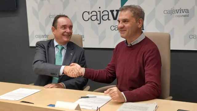 El director general de Cajaviva, Ramón Sobremonte, y el director de Fundación Oxigeno