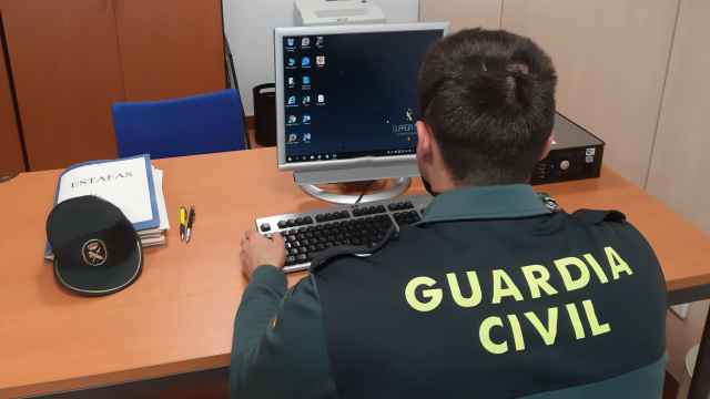 Un guardia civil trabajando con un ordenador