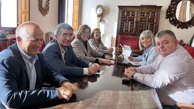 La reunión mantenida este viernes entre la presidenta de la Diputación de Palencia, Ángeles Armisén, y la alcaldesa de Aguilar de Campoo, María José Ortega.