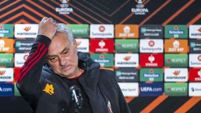 José Mourinho, desesperado en la rueda de prensa tras empatar contra el Servette.