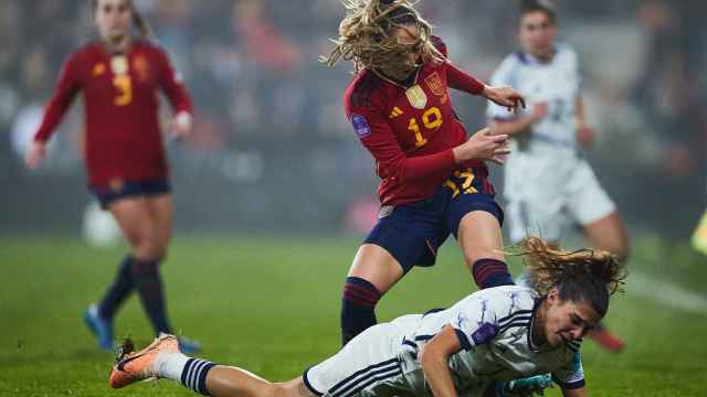 Olga Carmona trata de robar el balón a una rival de Italia.