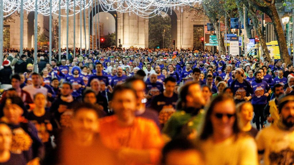 Gente corriendo la San Silvestre Vallecana.