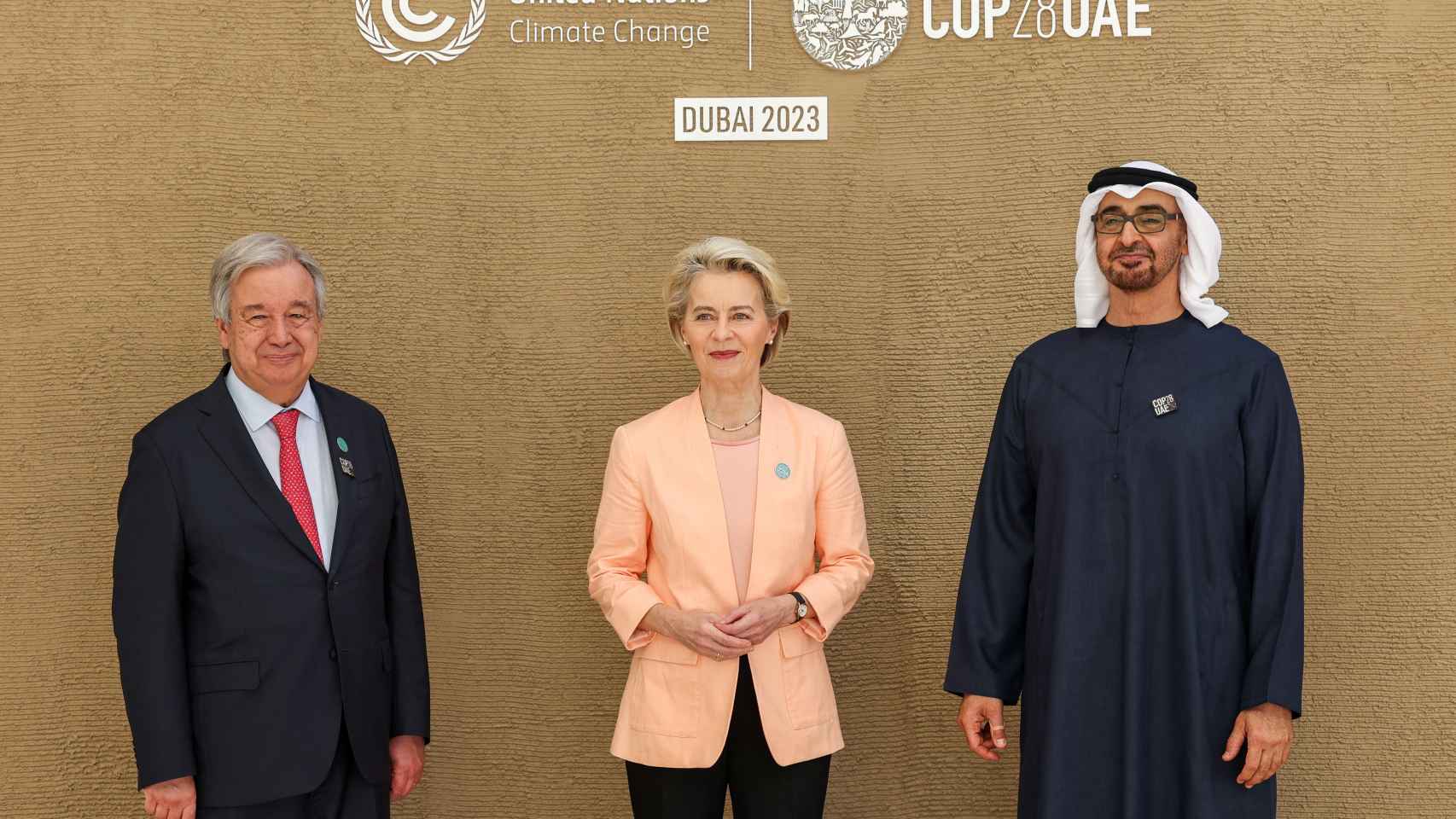 Ursula von der Leyen junto al secretario general de la ONU, António Guterres, y el presidente de la COP28, Sulta Al-Jaber, en Dubai