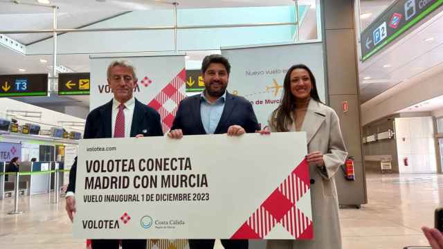 Lázaro Ros, cofundador de Volotea, Fernando López Miras, presidente de la Región de Murcia, y Carmen Conesa, consejera de Turismo, este viernes, a su llegada al aeropuerto de Madrid.