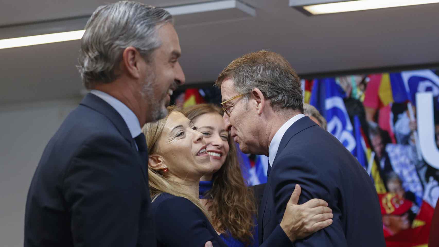 Feijóo saludando a Ana Alós, en el último Comité Ejecutivo Nacional del PP.