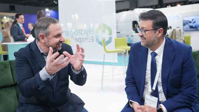 El consejero de Educación, Cultura y Deportes, Amador Pastor, y el CEO de la organización ‘Hydrogen Europe’, Jorgo Chatzimarkakis, en una reunión celebrada en el Centro de Exposiciones de Bruselas.