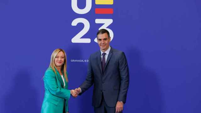 Pedro Sánchez da la bienvenida a Giorgia Meloni en la cumbre de Granada del pasado octubre