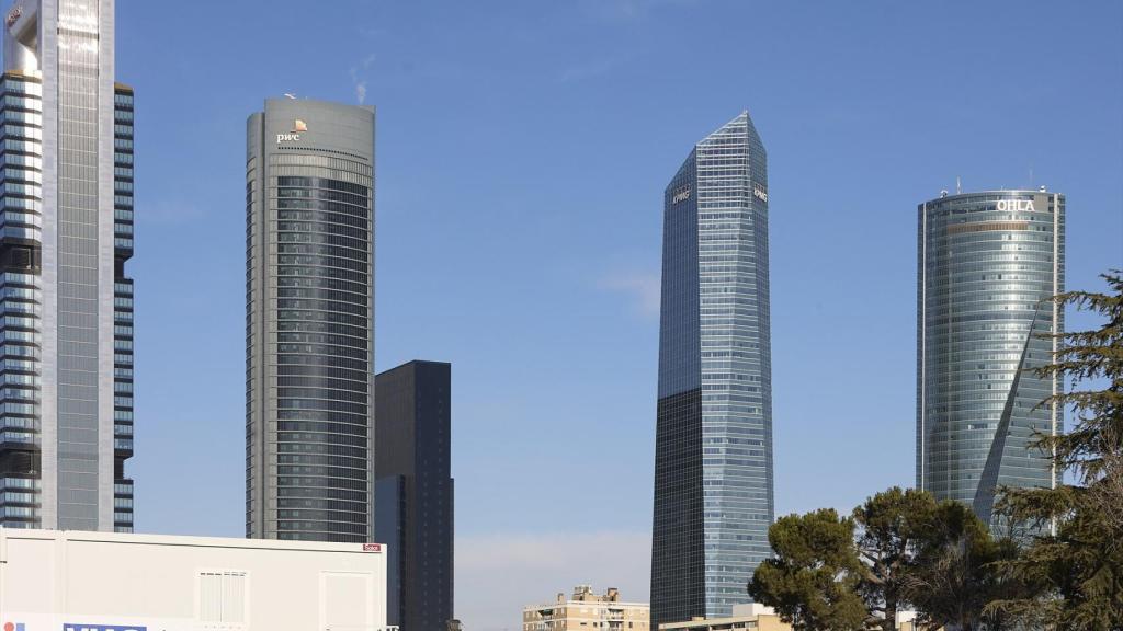 Vista de las 5 torres en el complejo Cuatro Torres Business Area en el barrio de La Paz