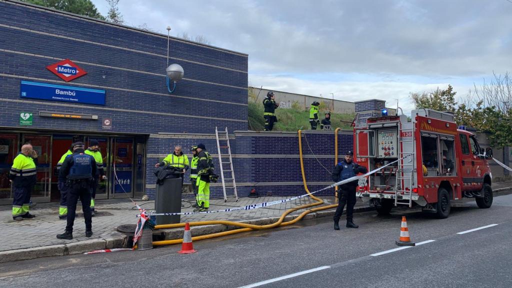 Bomberos de Madrid y efectivos de la Policía Municipal en la entrada de la estación de Bambú, este viernes.