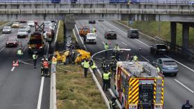 Miembros de los servicios de Emergencia trabajando en el accidente del helicóptero en la M-40