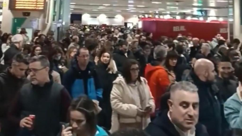 Cientos de personas esperan en la estación de Chamartín este viernes debido a una avería.