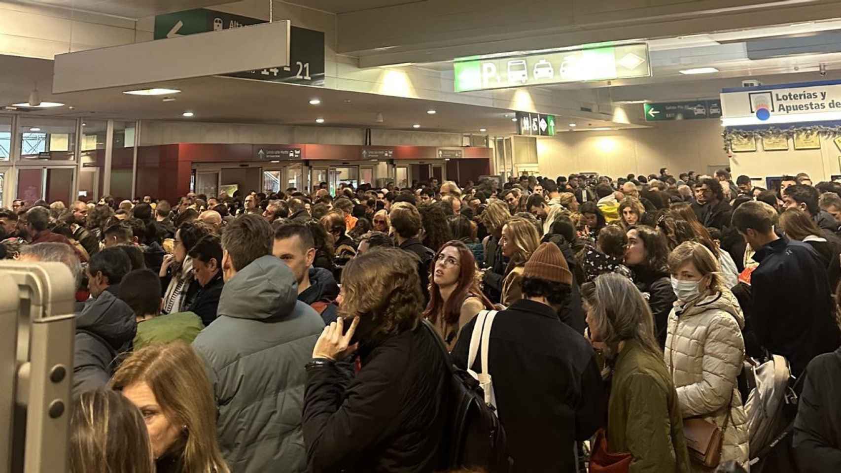 Cientos de personas en la estación a la espera de los largos retrasos en los trenes de alta velocidad.