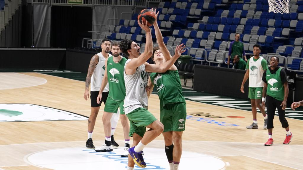 Los jugadores del Unicaja de Málaga se entrenan en el Martín Carpena.