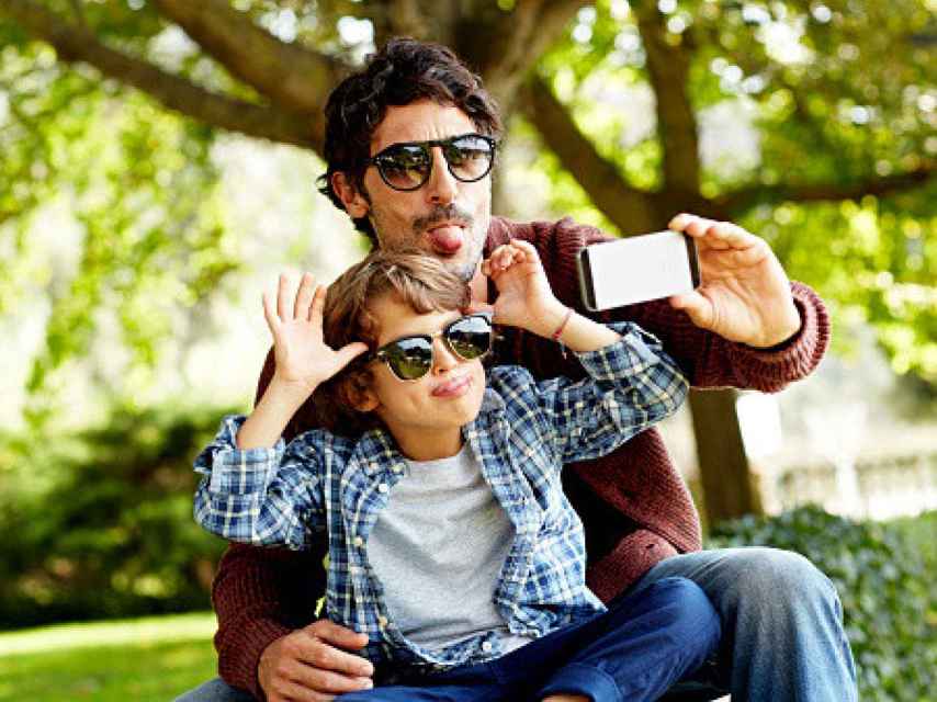 Un padre haciendo un selfie con su hijo