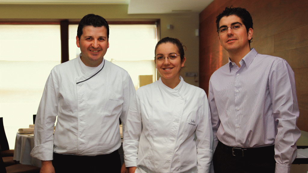Julio Biosca y Pilar Biosca y José Luis Ungidos Gómez (i), cuyo restaurante fue galardonado con una estrella Michelin