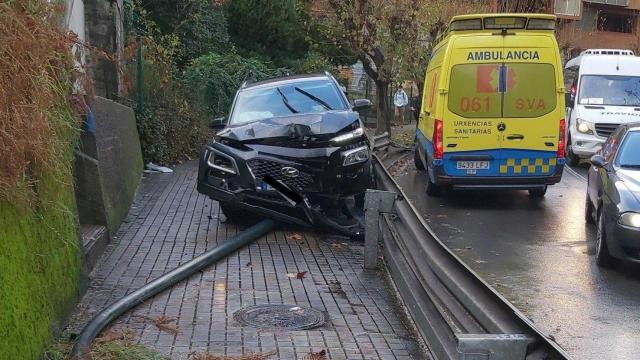 Coche destrozado tras salirse de la vía.