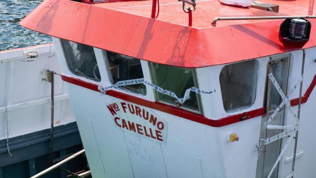 El buque ‘Nuevo Furuno’, precintado, en el muelle de Santa Mariña de Camariñas.