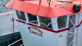 El buque ‘Nuevo Furuno’, precintado, en el muelle de Santa Mariña de Camariñas.